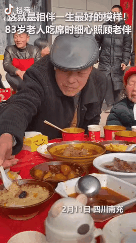 太暖心了！四川南充，83岁老人带着老伴吃席，这温情一幕被人民日报点赞报道！
 