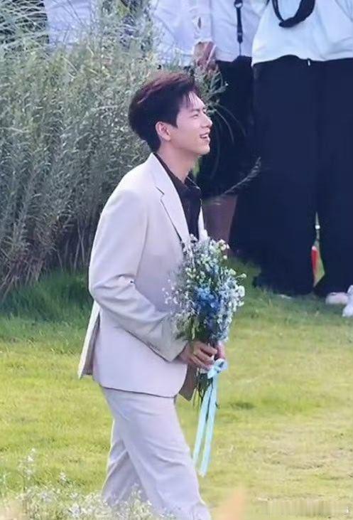 李现  lx李现捧鲜花求婚张婧仪  孟弗渊要幸福哦李现孟弗渊 李现雾里青 