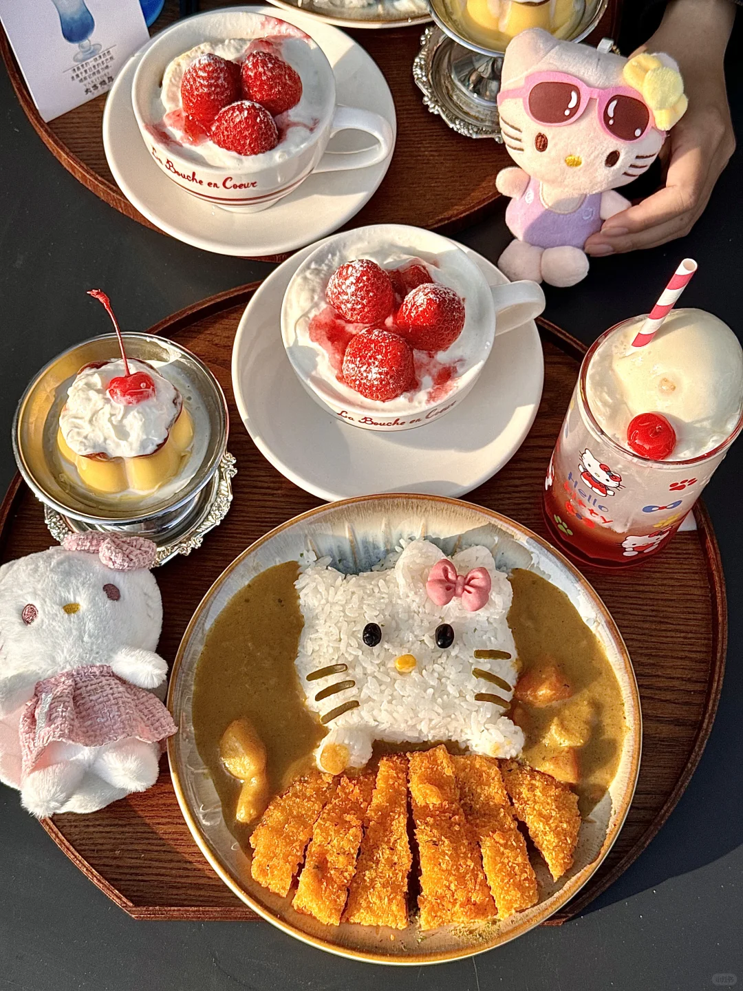 上海的！！Hello Kitty主题日料好可爱啊啊……