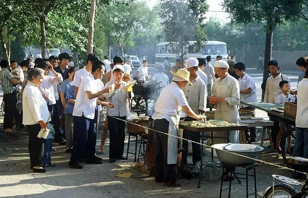 1982年的一个早晨，北京安定门内大街的一家炸油条的铺子，挤满了买早餐的人。
