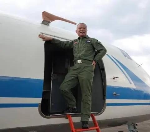 周长滨是南部战区航空兵某团的特级飞行员，1984年招飞入伍，2023年7月达到最