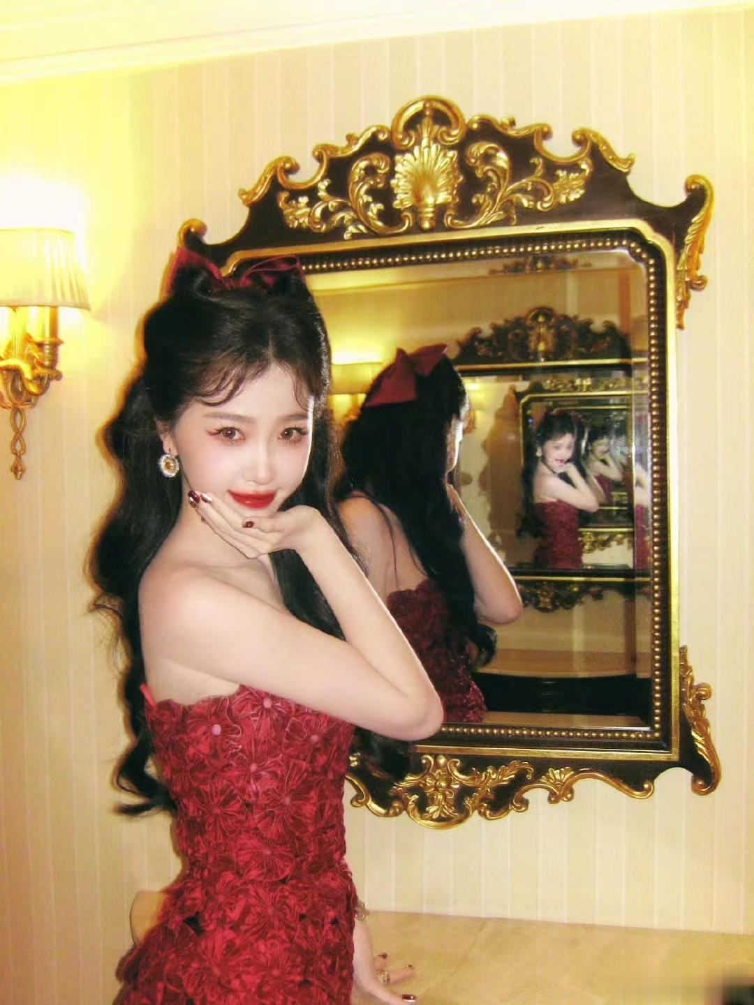 #虞书欣红色小猫咪##虞书欣狐系睫毛##虞书欣#好美啊，感觉好像黑化后的白雪公主
