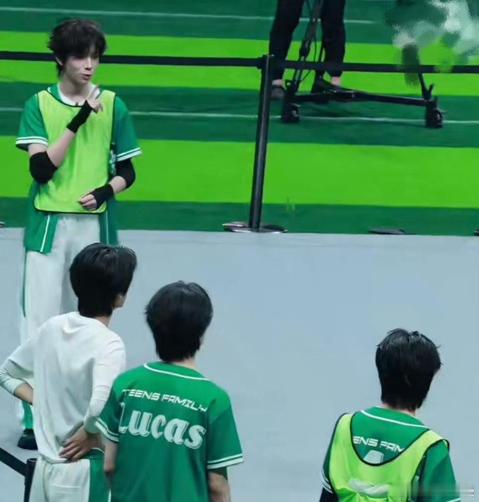 王橹杰对穆祉丞悄悄比嘘王橹杰对穆祉丞比嘘 王橹杰对穆祉丞悄悄比嘘，啊啊啊啊橹穆