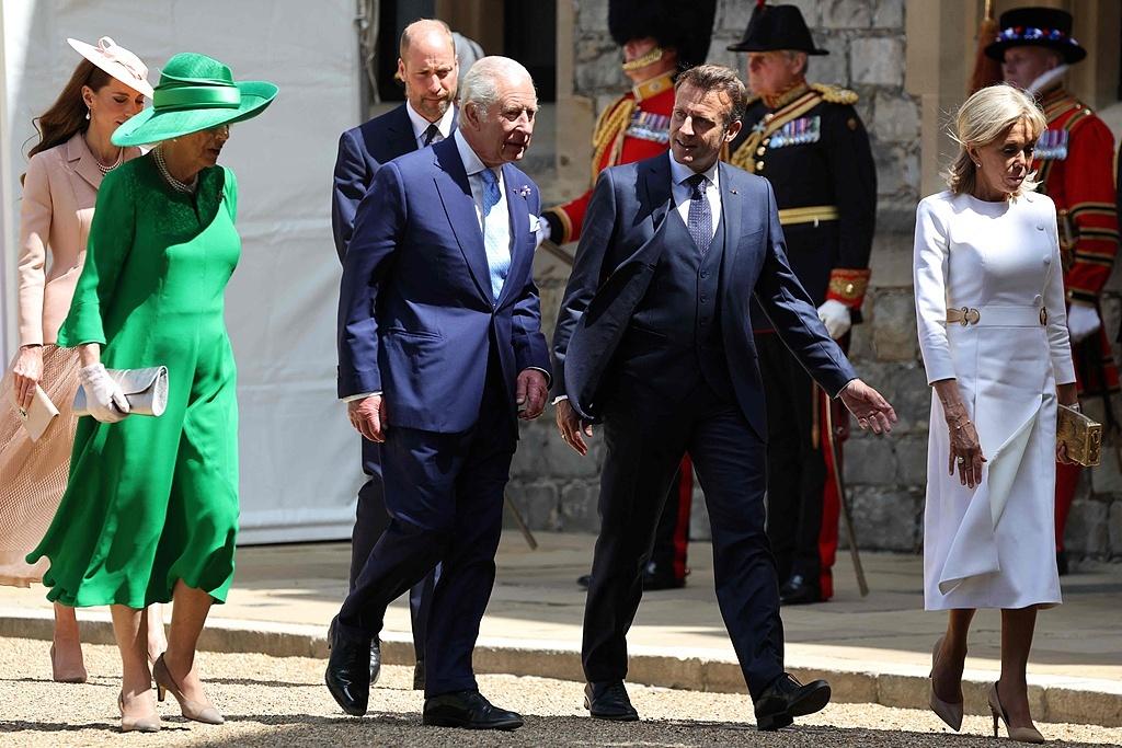 多次违反规则，英国人指责马克龙

马克龙和妻子布丽吉特出访英国时，接连发生两次违