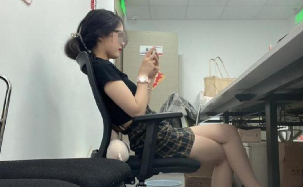 “这哪是上班，分明是白嫖！” 陕西西安，一名 24 岁女子入职上海某公司，拿着 