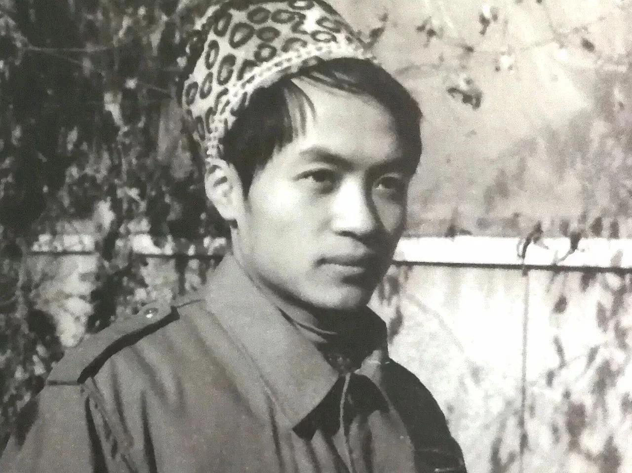 顾城：诗意与暴烈交织的传奇人生
初闻顾城，那句“黑夜给了我黑色的眼睛，我却用它来