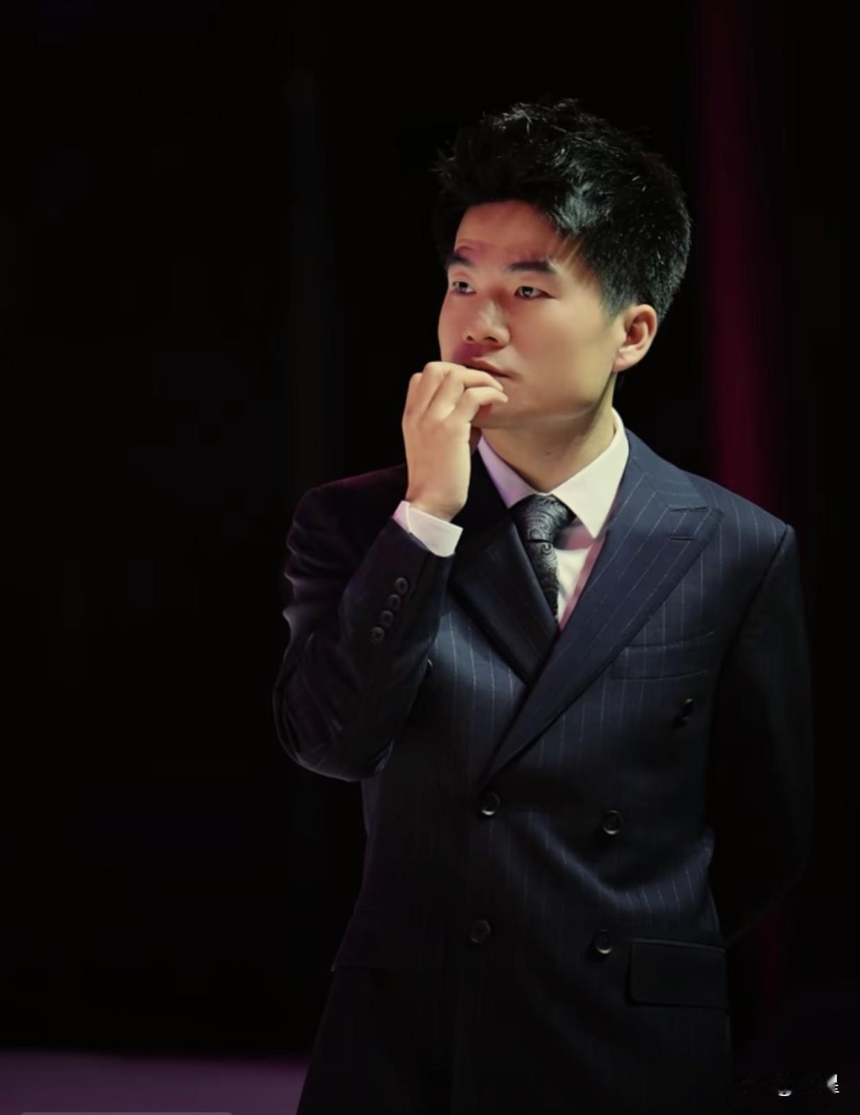 董宇辉成功把这次跨年乐享会的期待值拉满了。
邀请的嘉宾，意料之外又在情理之中。