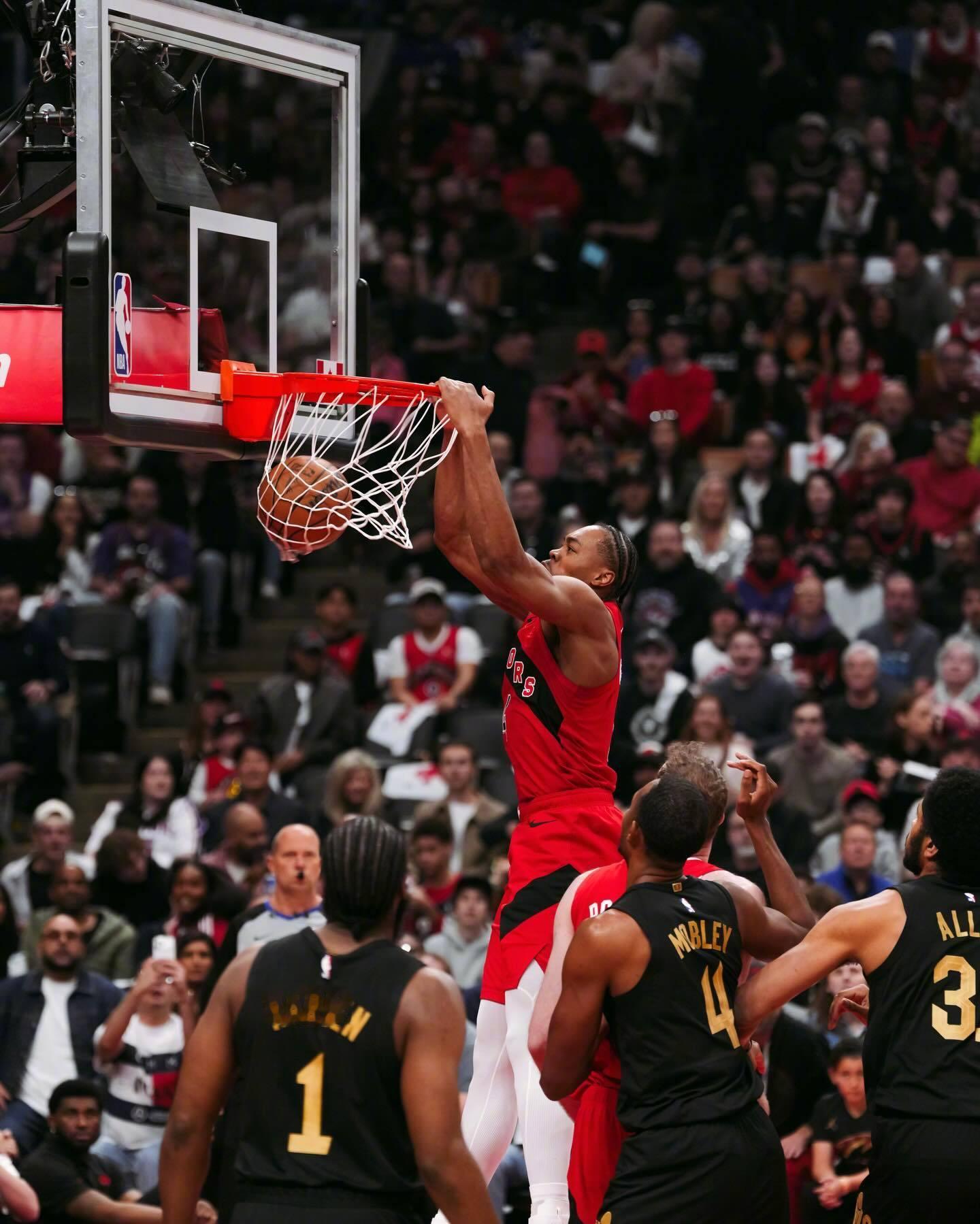 猛龙半场38-36领先骑士。在上半场最后两三分钟，猛龙一下子起势连得10分，不然