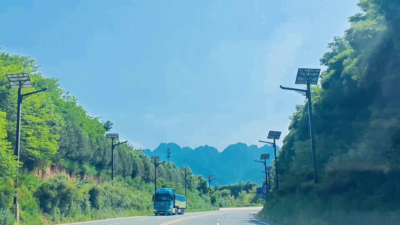 在秦岭深处自驾，大自然的馈赠让人沉醉。连绵山峦如画卷展开，巍峨大秦岭的壮阔，让人
