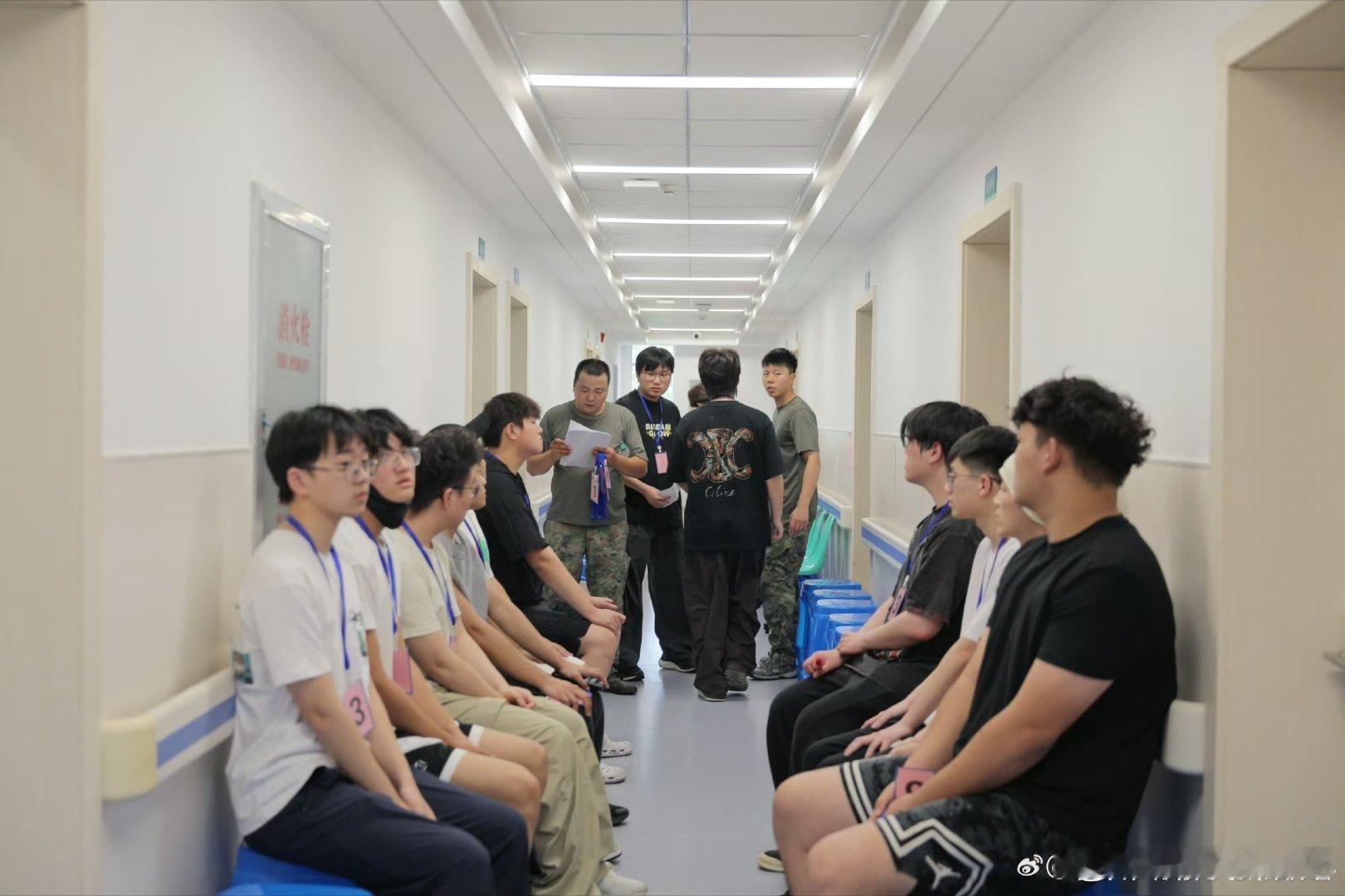 【台州路桥少年应征入军营 】近日，在路北街道社区卫生服务中心，2026年度征兵初