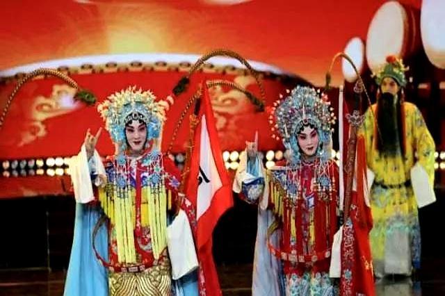 谢征头上那两根翎子，居然和美猴王是同款。
 
这是传统戏曲里的雉鸡翎，本来是英武