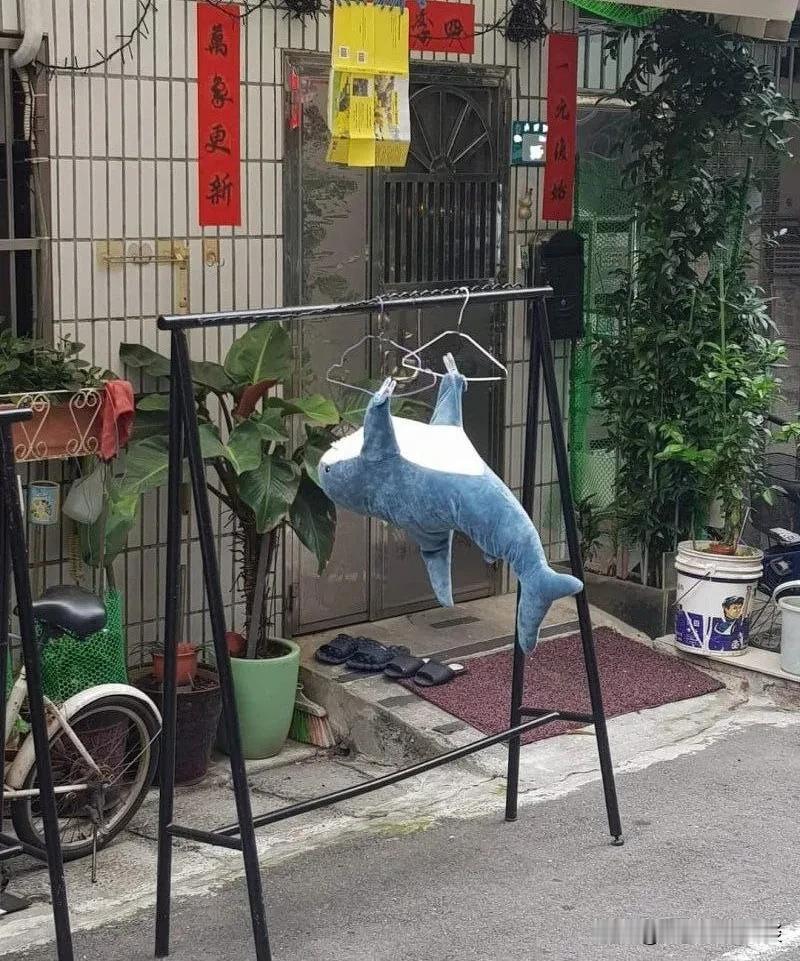 人体向上。#在公园生龙活虎# #某公园惊现# #人与雕像# #雕塑也有生命# #