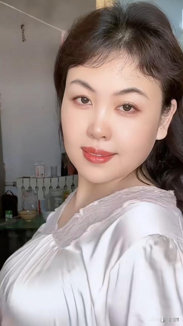 不再纠结那些不值得的人和事，把心思放回自己身上。
画个喜欢的口红，穿软软滑滑的居