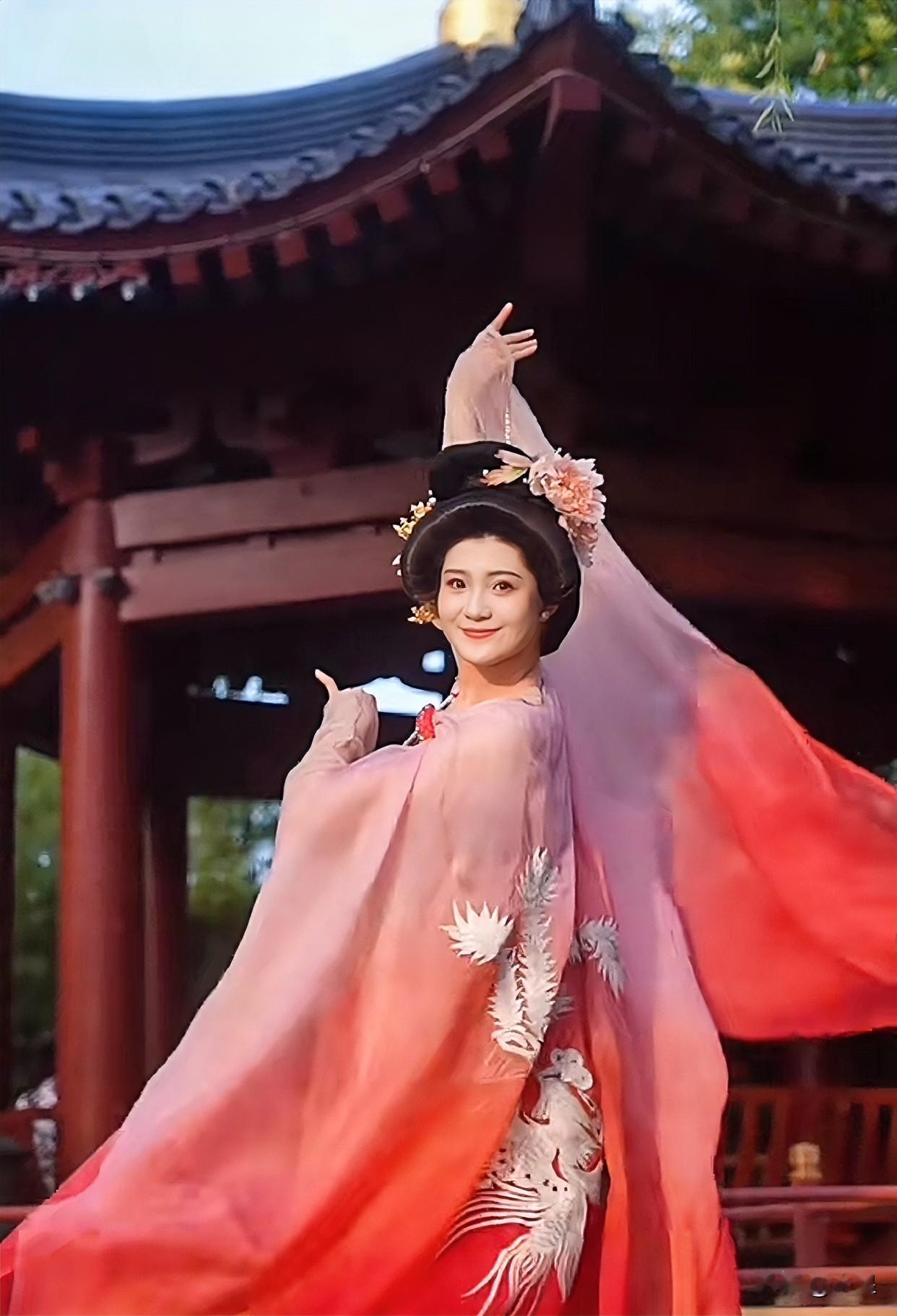盼盼装扮起来一点不输大明星
唐装也太适合她了
还多了一份俏皮灵动
这几天盼盼带着