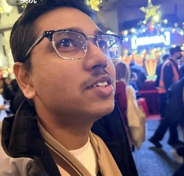 很多印度人在接受采访时，满脸得意地说：我们来东方大国，感觉自己像上等人，在这里有