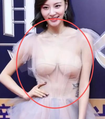 有个很奇怪的事情

女人的胸部属于私密部位，外人不能随便看，更不能乱碰，按理说该