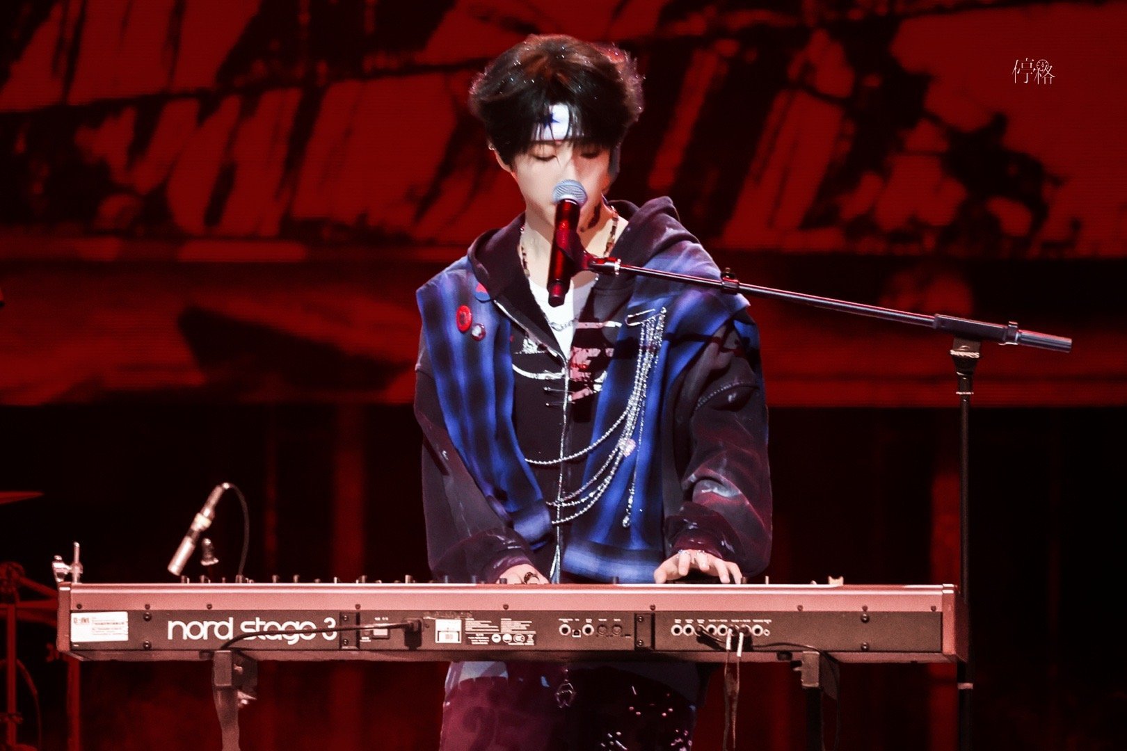 【杨博文】杨博文发带键盘手 杨博文发带键盘手，今天是最帅键盘手小羊🐏