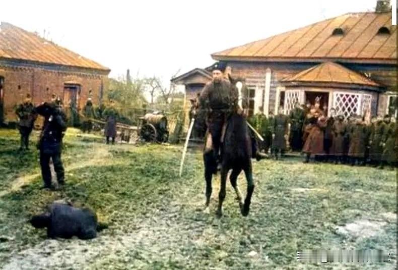 1941年哥萨克骑兵为向纳粹表忠，竟以苏军战俘为