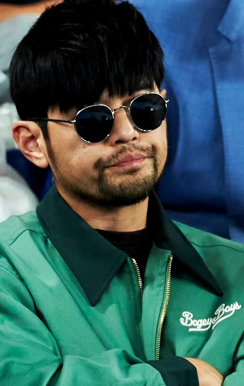 周杰伦荷尔蒙好旺盛，
头发比胡子还黑，
这个年纪保养的太好了吧！
