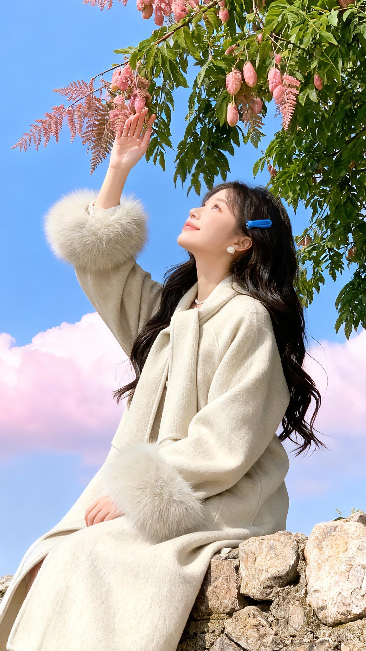 自带贵气感的奶白色大衣，是把浪漫穿在身上的冬日情书💌
同色系飘带领口随意一系就