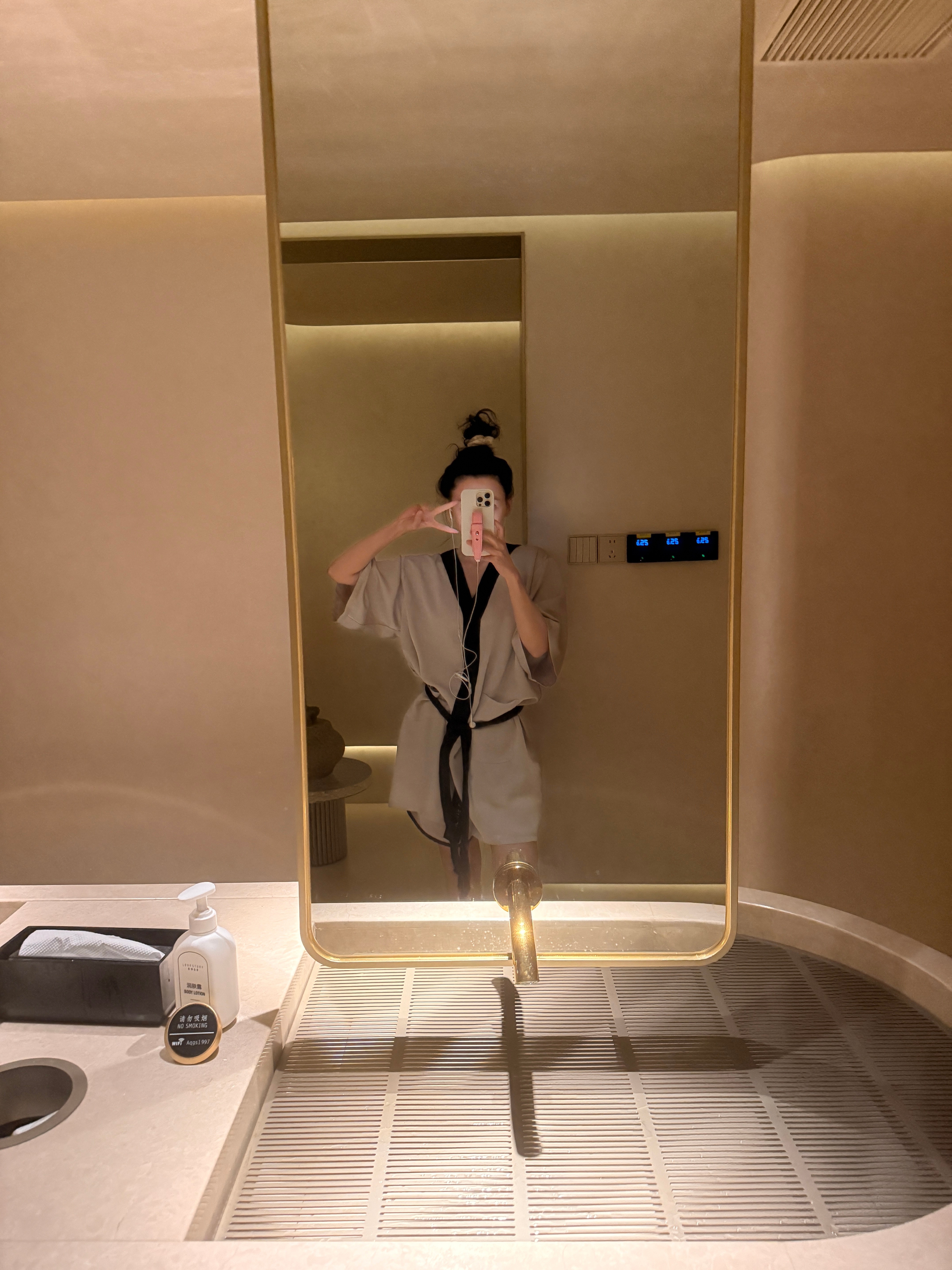 按摩完肩瞬间变直了好牛！肩颈锁骨按摩巨痛但是感觉圆肩改善了！练完按效果very 