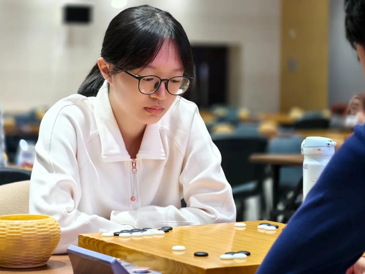 2025博思软件杯中国围棋新秀争霸赛决出八强，女棋手李思璇进入决赛循环圈。

3