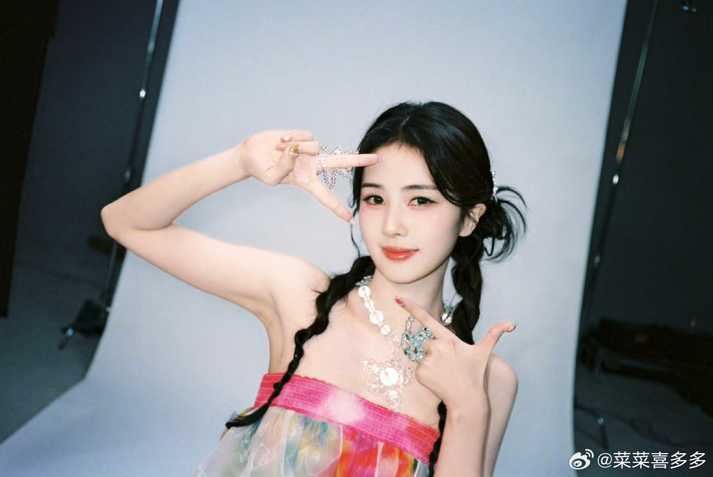 白鹿演唱会紧张白鹿回出道十年的起点苏州赴这场万人之约，就已经让人很感动了没想到白