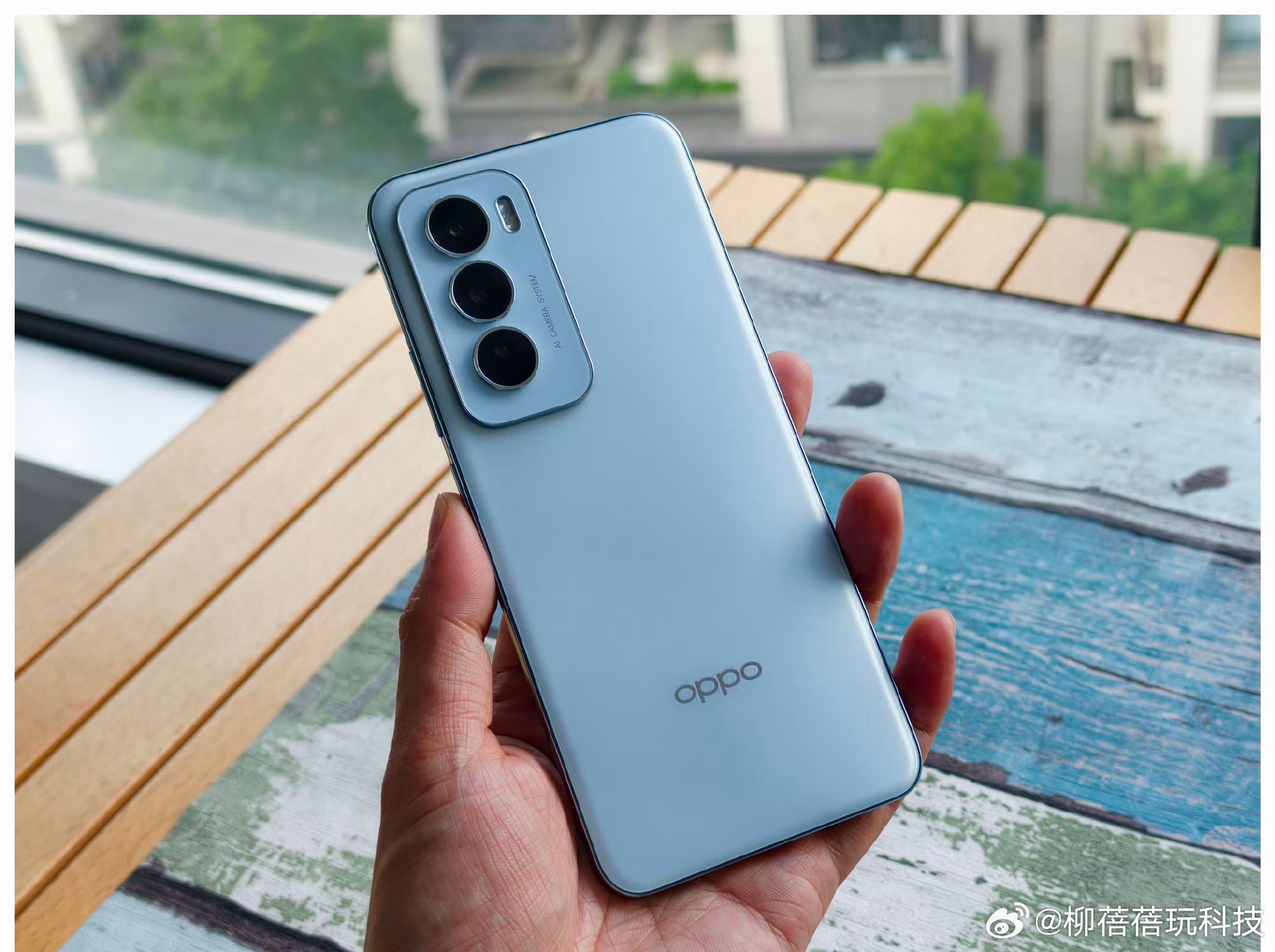 现在拿出OPPO Reno12，依旧给人一种很纯粹的美感，怎么看都不会审美疲劳