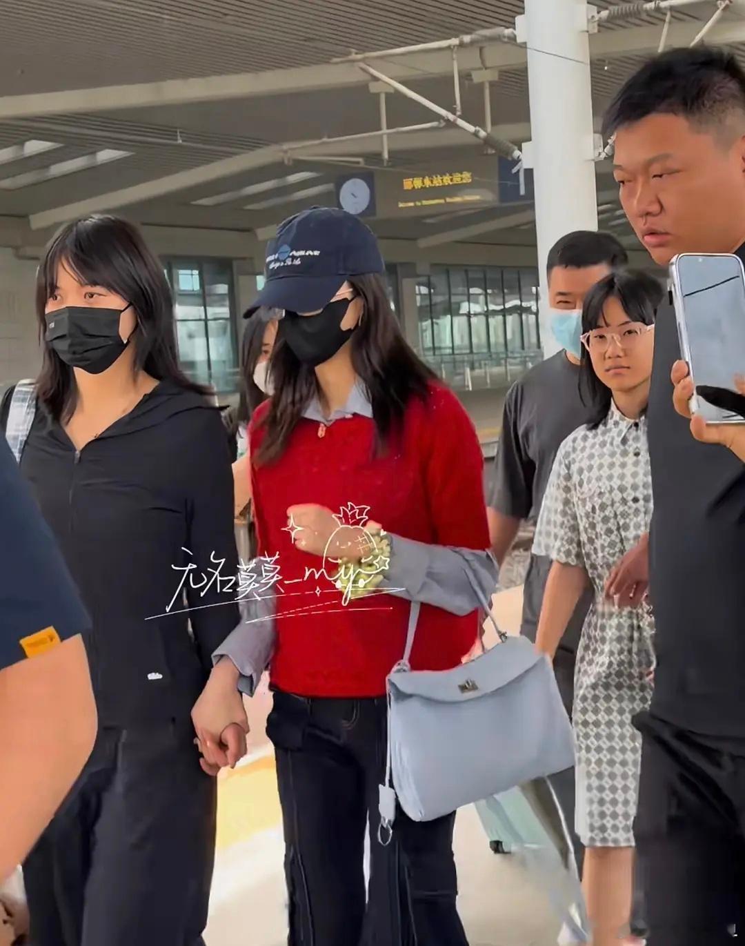 不儿，长沙这天气白鹿穿毛衣？？？ 