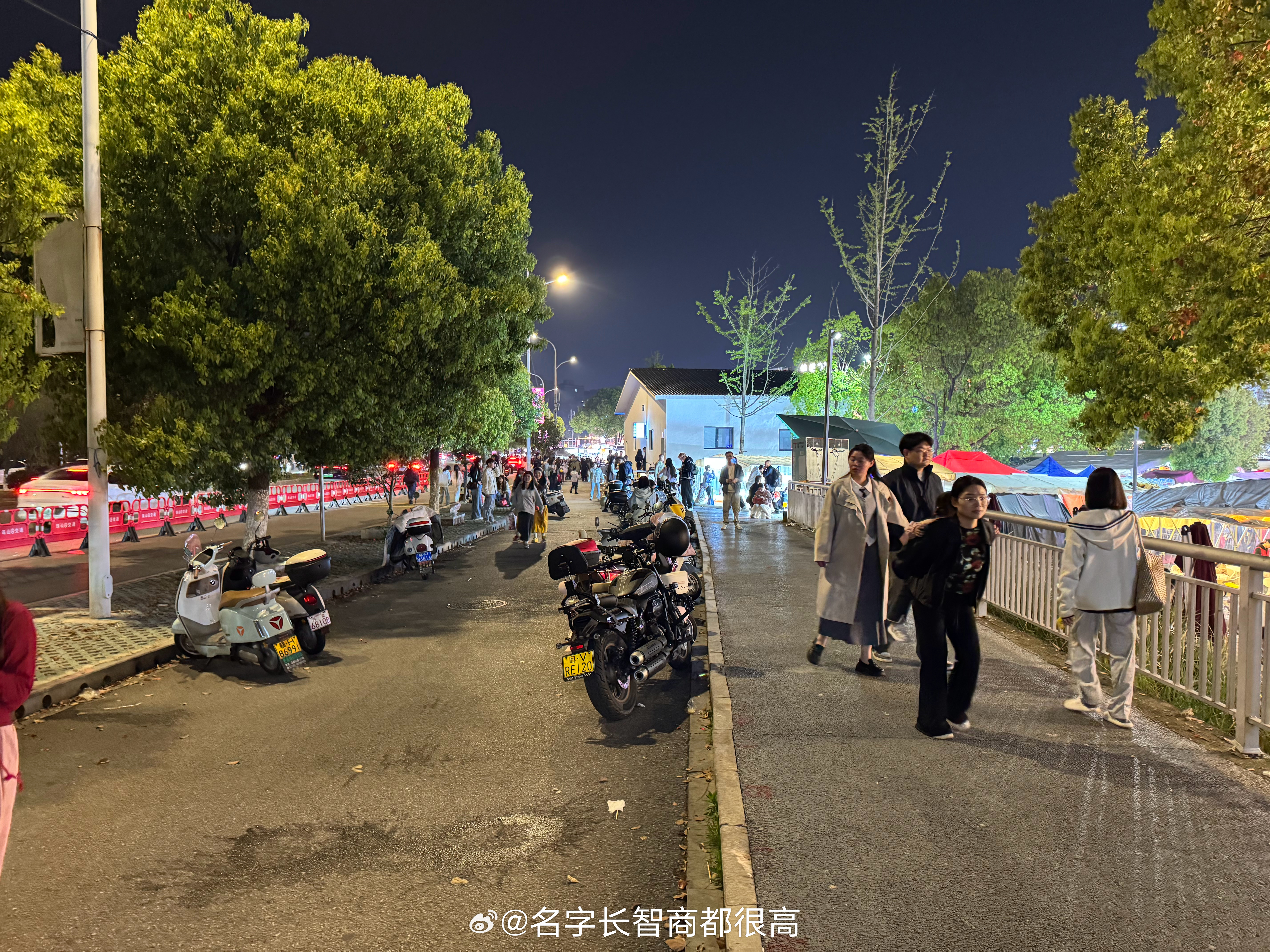 今晚在陶阳新村门口有个小情况，景德镇城管不知道突发什么奇想拖了一大批电动车，现在