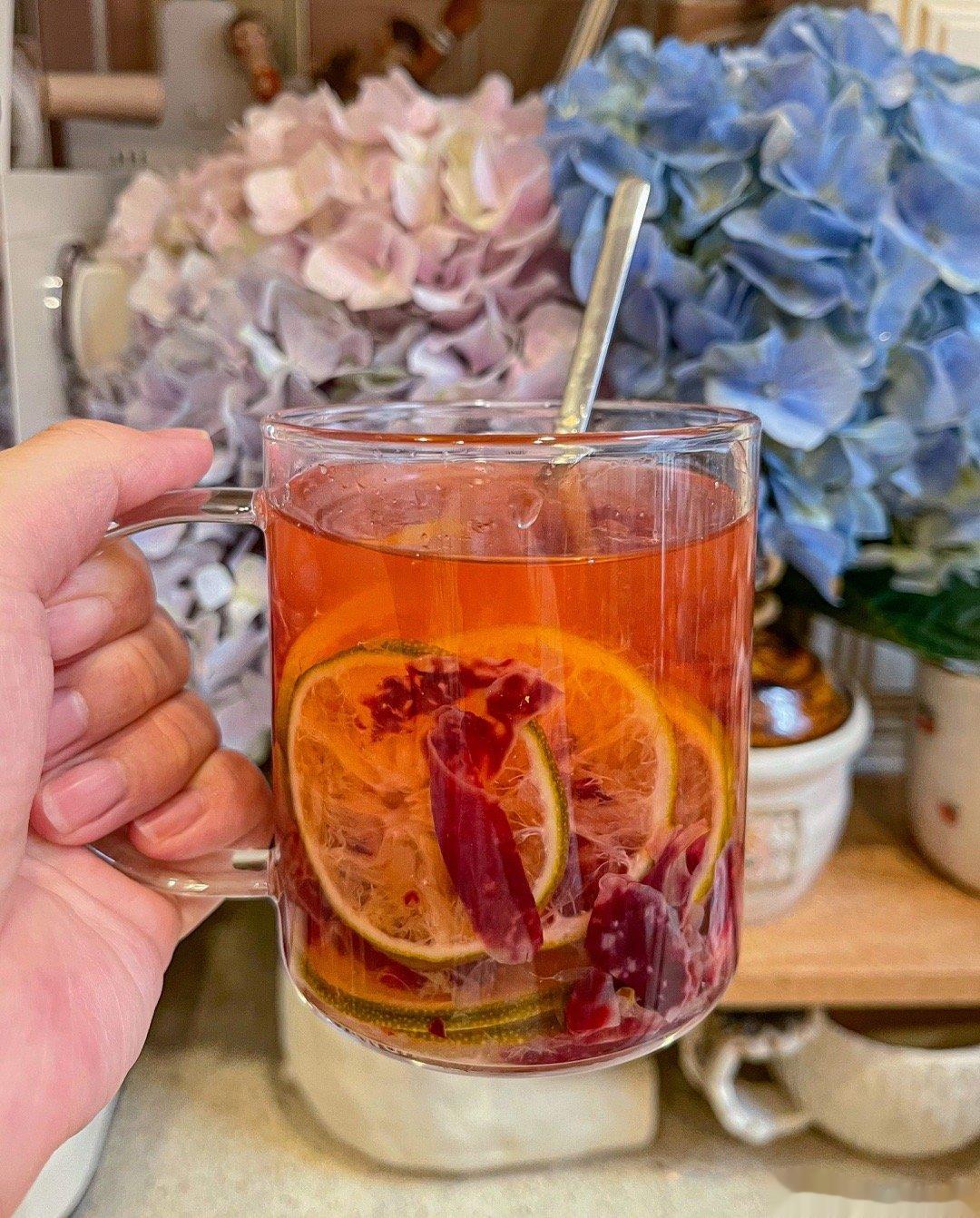 玫瑰柠檬蜜柠檬和黄冰糖融合再加入玫瑰花，做起来很快，重点是超级好喝，甜甜玫瑰香，