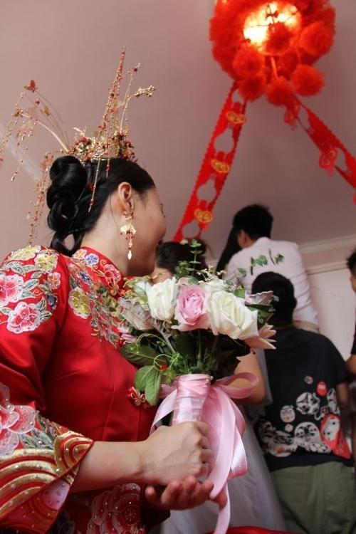 女儿她爸非让我跟孩子要每个月1000块钱的生活费，我说孩子也不容易！结果她爸说，