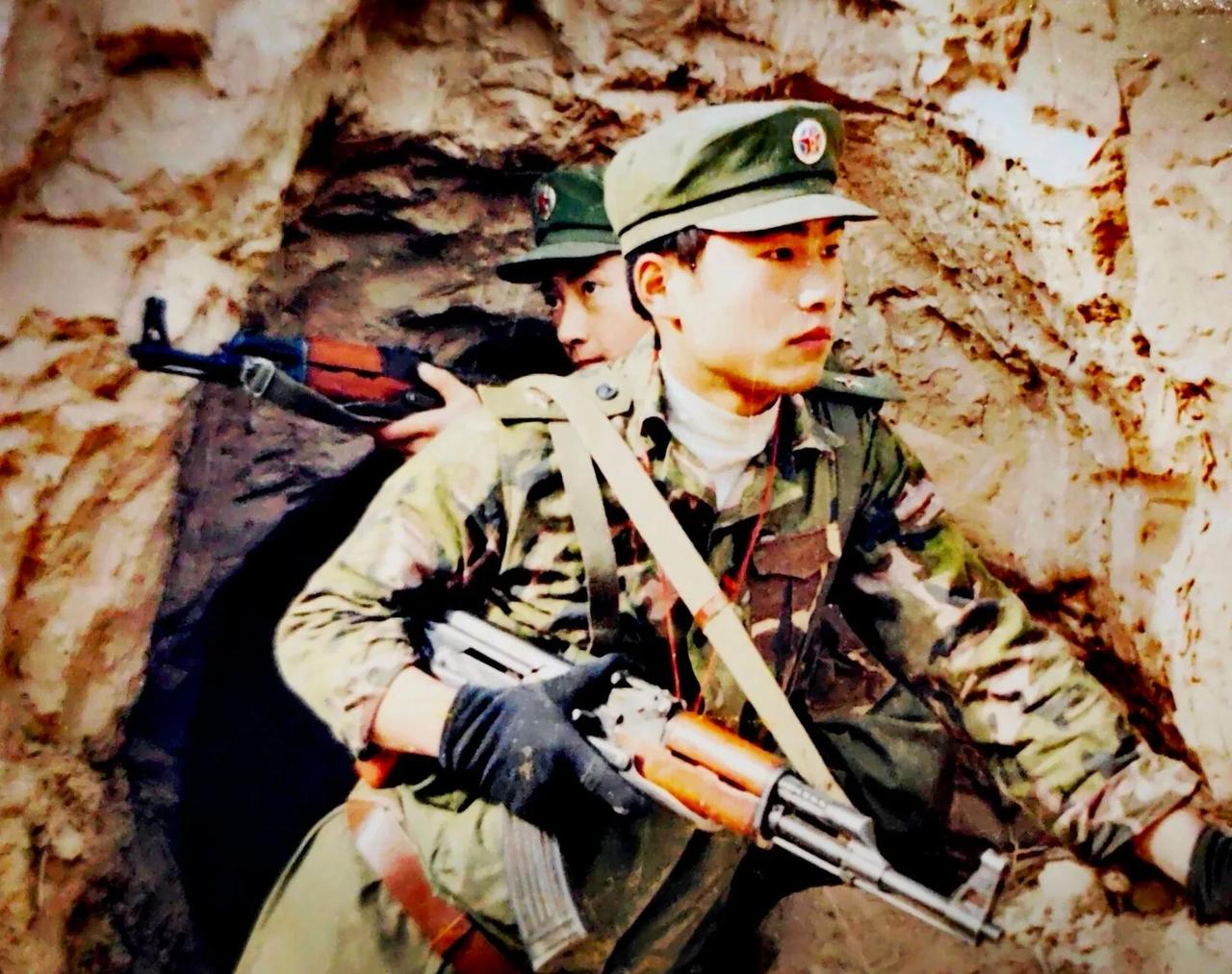 大五叶迷彩服有佩戴肩章的版本吗？网上一张照片，一名穿着81式迷彩伪装衣的年轻战士