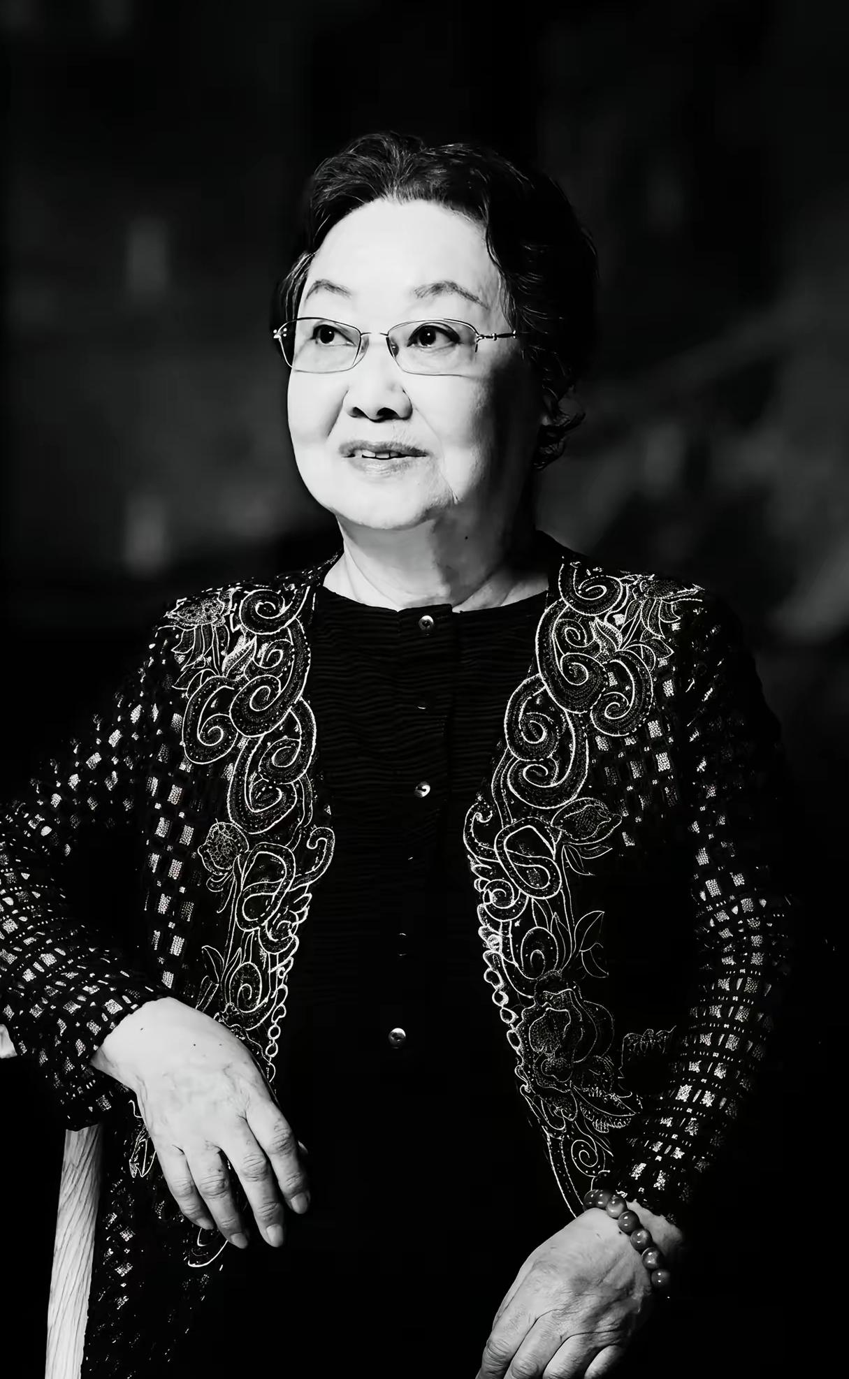 郭兰英先生的离去，狠狠撕开了不少流量歌手的遮羞布，高下一眼分明。
从艺八十余载，