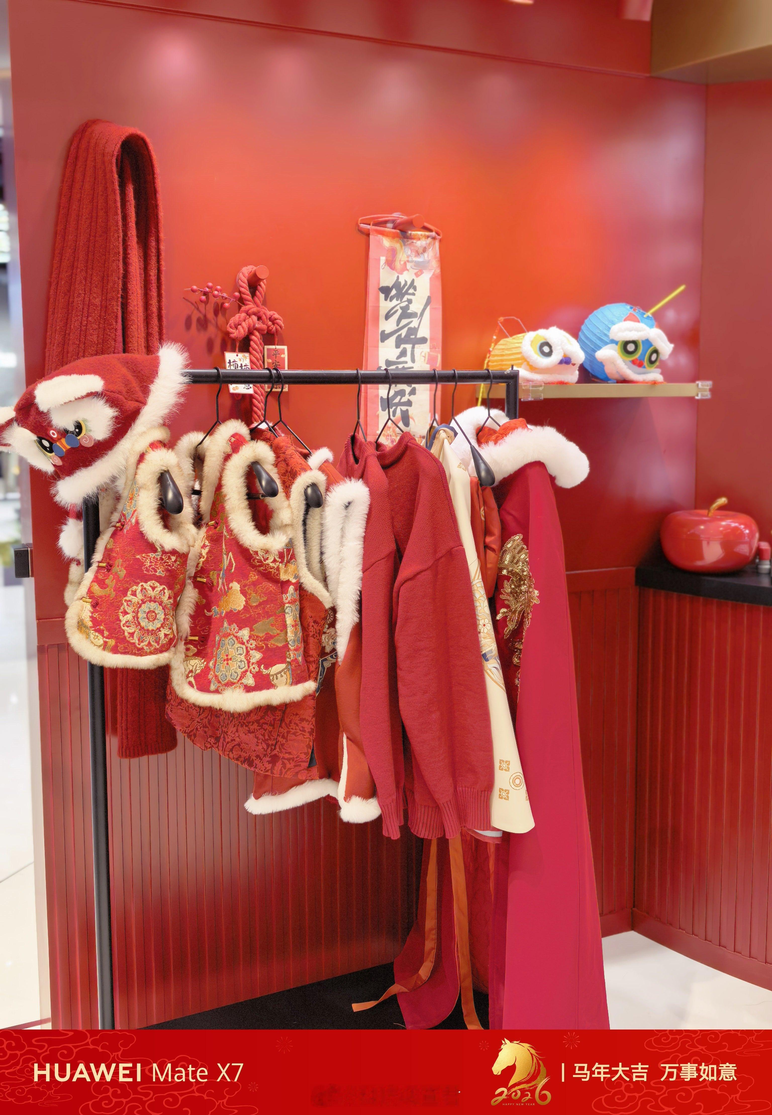 来沈阳万象汇遛弯，看到这个华为的新年照相馆好喜庆，排队的人太多了，听说全国只有几