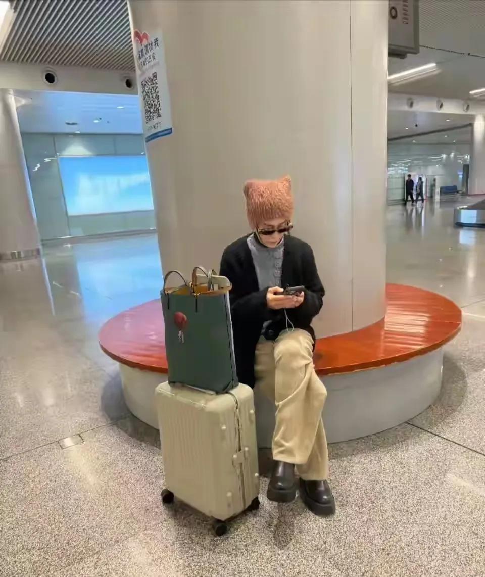 网友在机场遇到那英，阿英的小帽子好漂亮，好有特点，美哒哒！