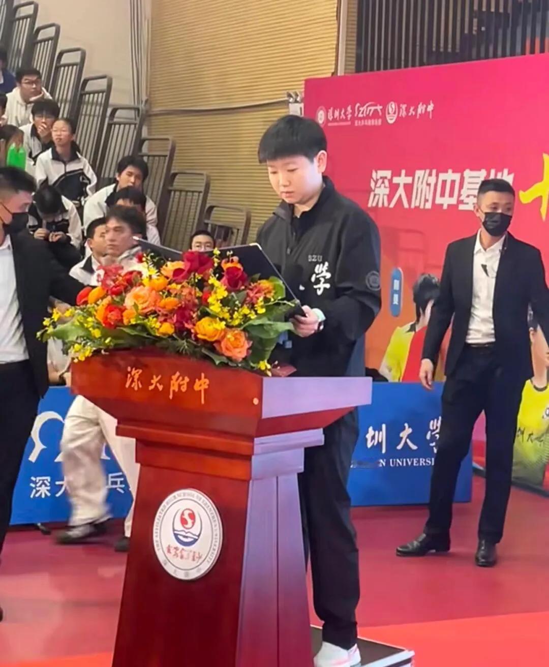 孙颖莎上台发言，好耀眼！
霸气十足，坐在下面，真有领导范，还给拍手鼓掌，真的好优
