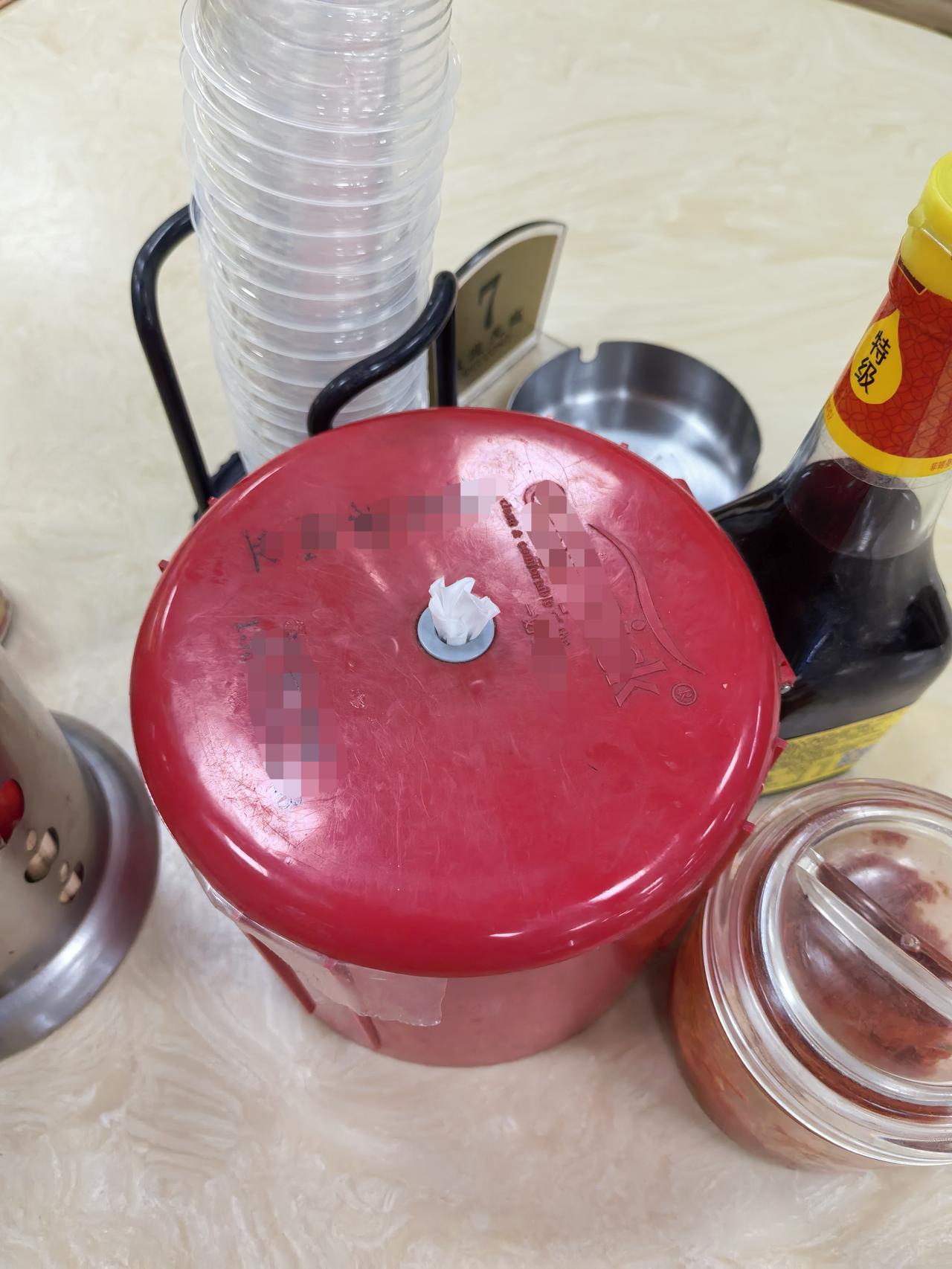 大家有没有发现：现在不少餐厅或排档的纸巾盒出口不到1厘米，每次抽出的纸巾只有一格