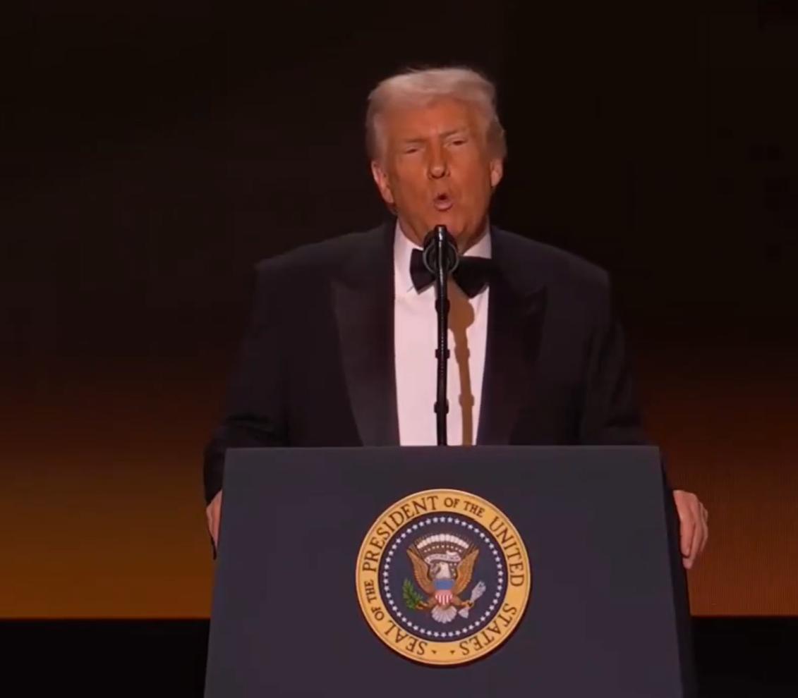 特朗普的排面！

特朗普出席第48届特朗普-肯尼迪艺术中心荣誉颁奖典礼仪式。
