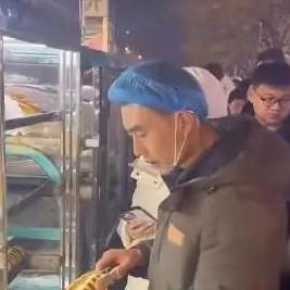 郑州街边面包摊突然走红，吸引了众多排队的市民，显示出其受欢迎的程度。尽管如此，面