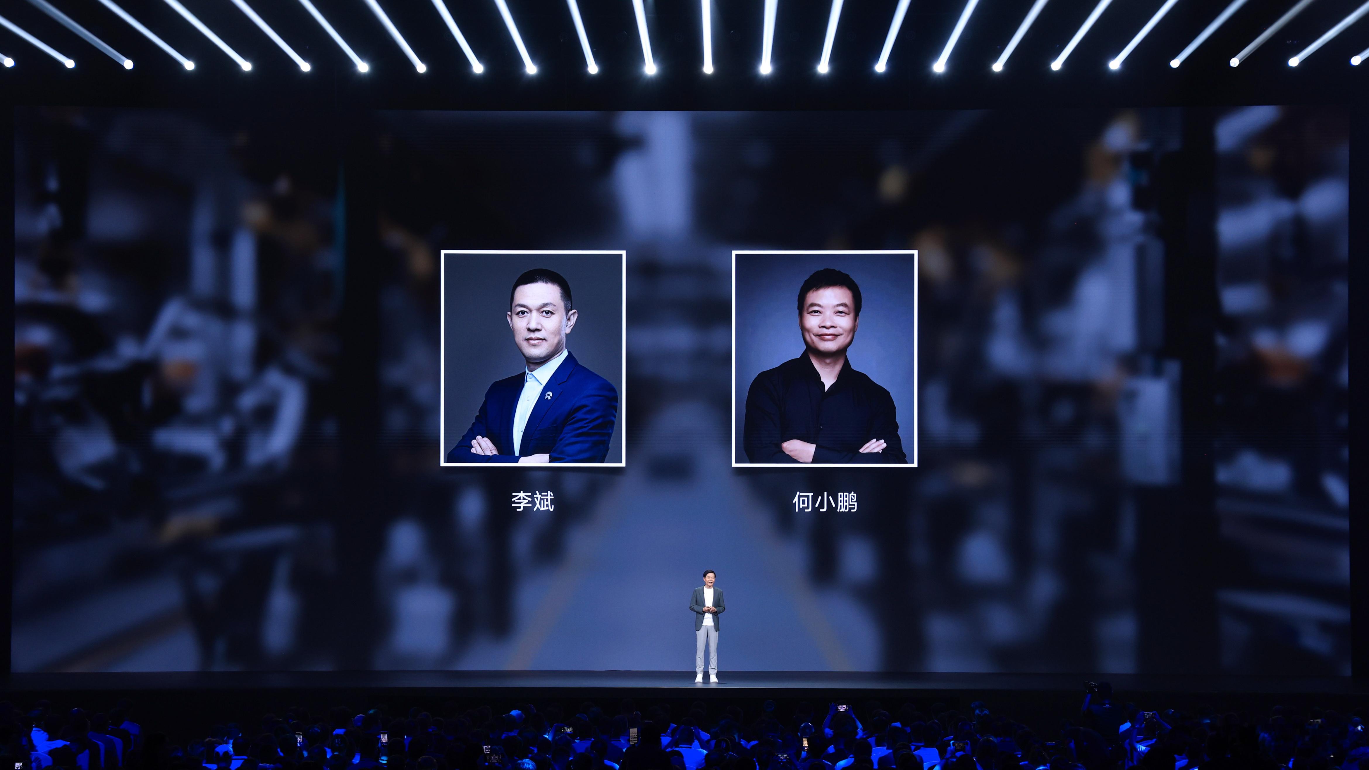 雷总在演讲中提到了两位朋友，看看他俩是谁[握手]#雷军年度演讲# 正在进行 ​​