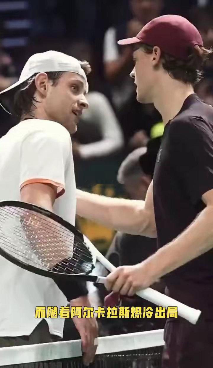 辛纳赢了，又赢了，室内硬地22连胜，像开了挂。阿尔卡拉斯倒了，德约快扛不住了。他