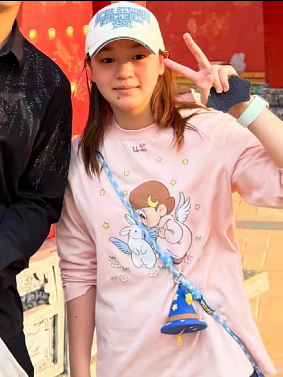 捕捉到甜甜的全红婵
 
褪去赛场的紧张，换上软乎乎的粉色卡通卫衣，戴上棒球帽，对