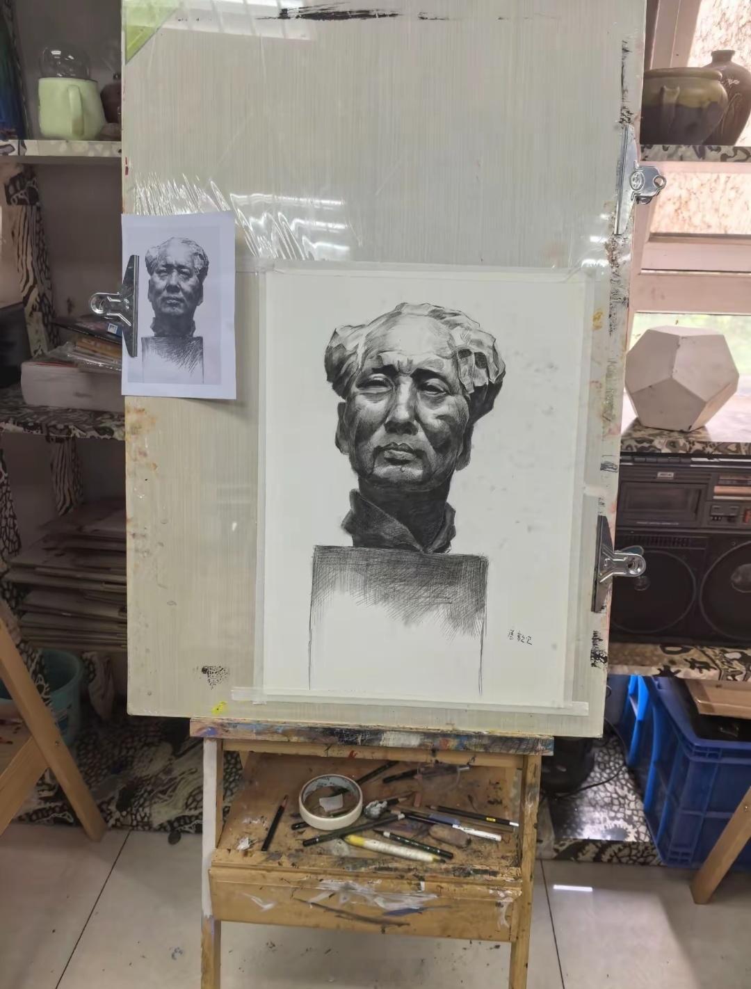 看到一个学生昨天画的教员。画得真好啊，这是披着岁月的风雨——从橘子洲头走向暮年仍