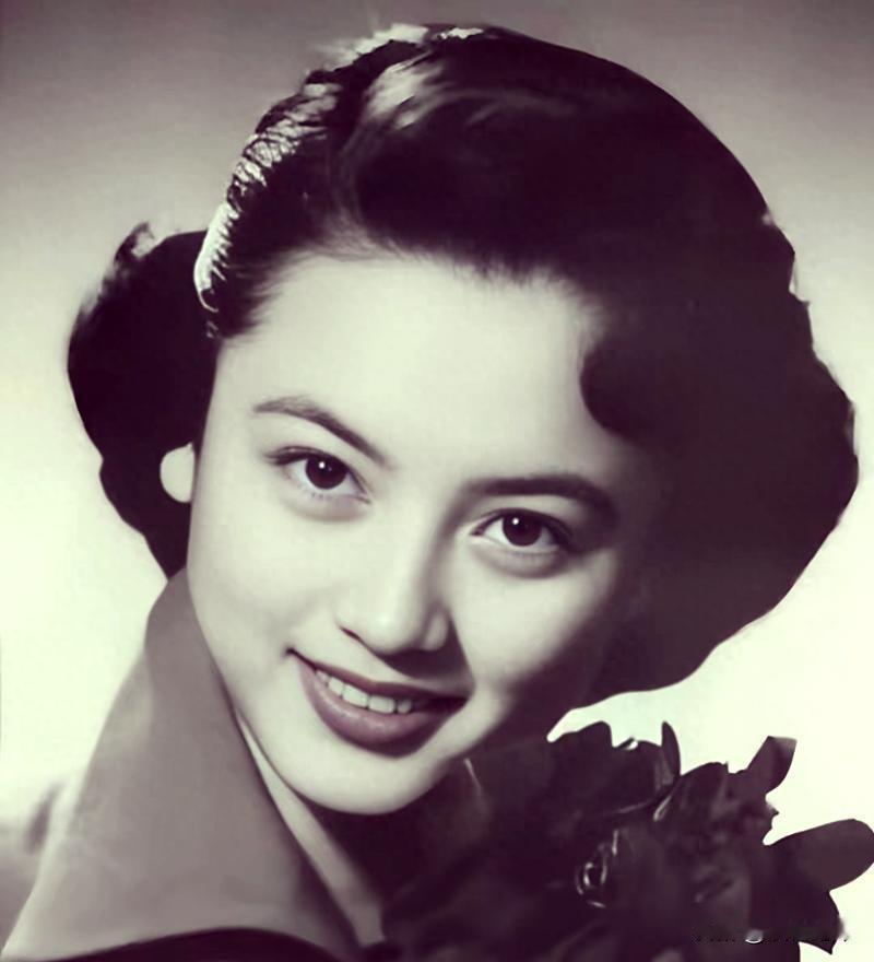 1949年，特务头子毛森，抓捕了一个交际花小姐，审讯时，毛森用刀划开她的衣服，轻