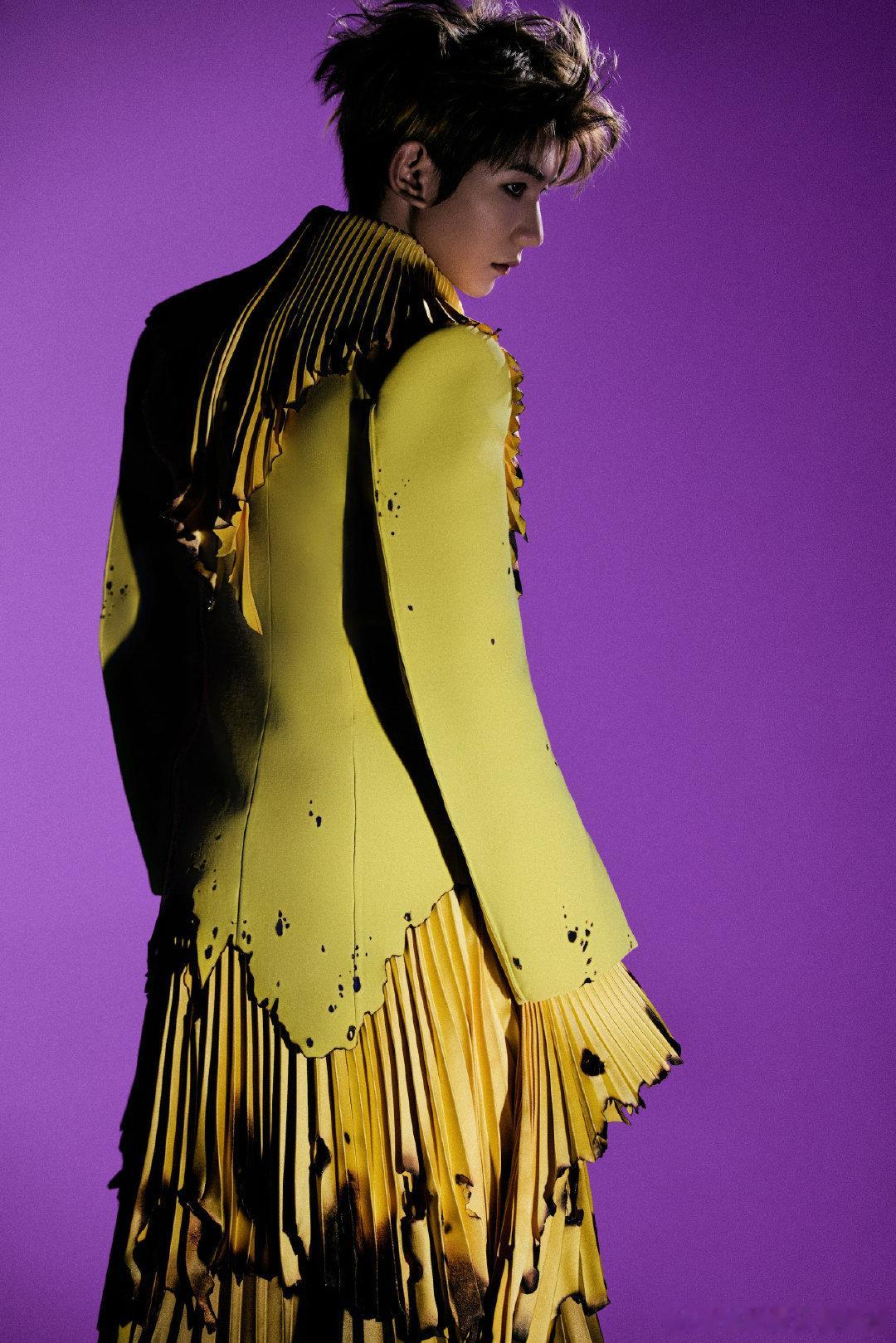 王源黄色礼服套装  客厅狂欢中国澳门收官站本周六日开唱，解锁的四套造型定妆照中黄