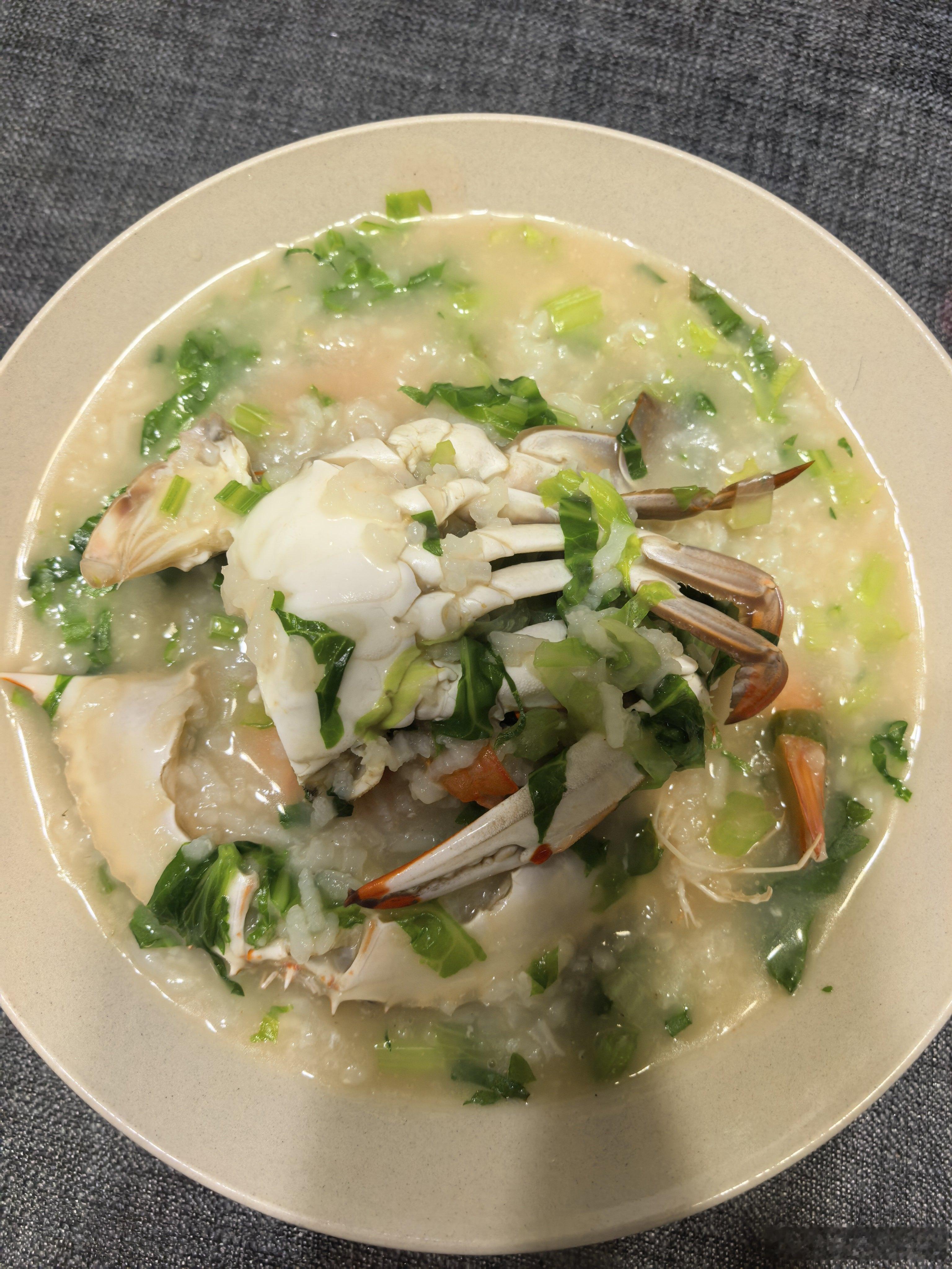 午晚饭来了一锅出的海鲜粥剩下的几只螃蟹美食生活[超话] ​​​
