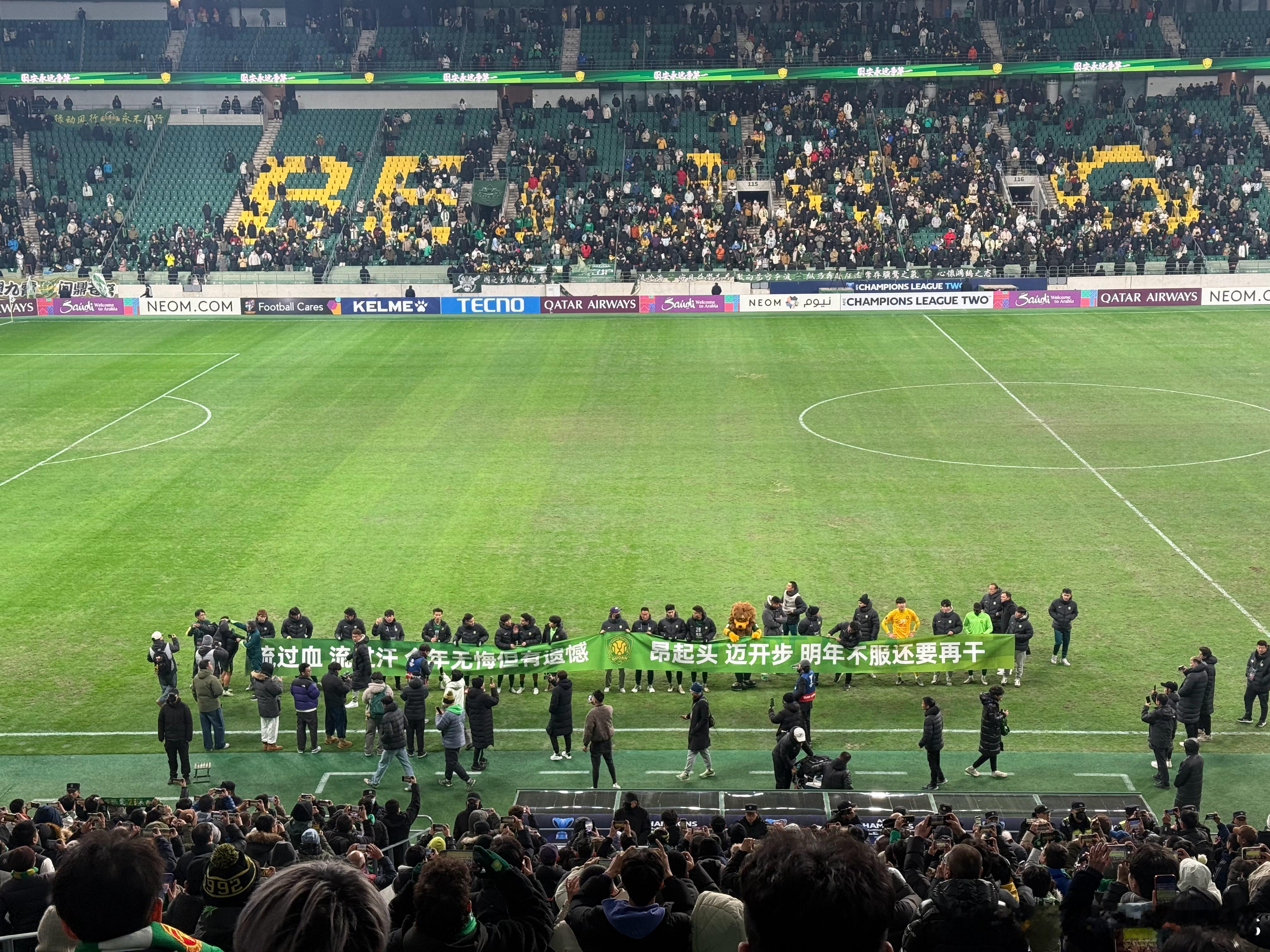 昨天王子铭应该是最早离开更衣室的球员之一，赛后谢场时他跟张源落泪的状态令人动容。