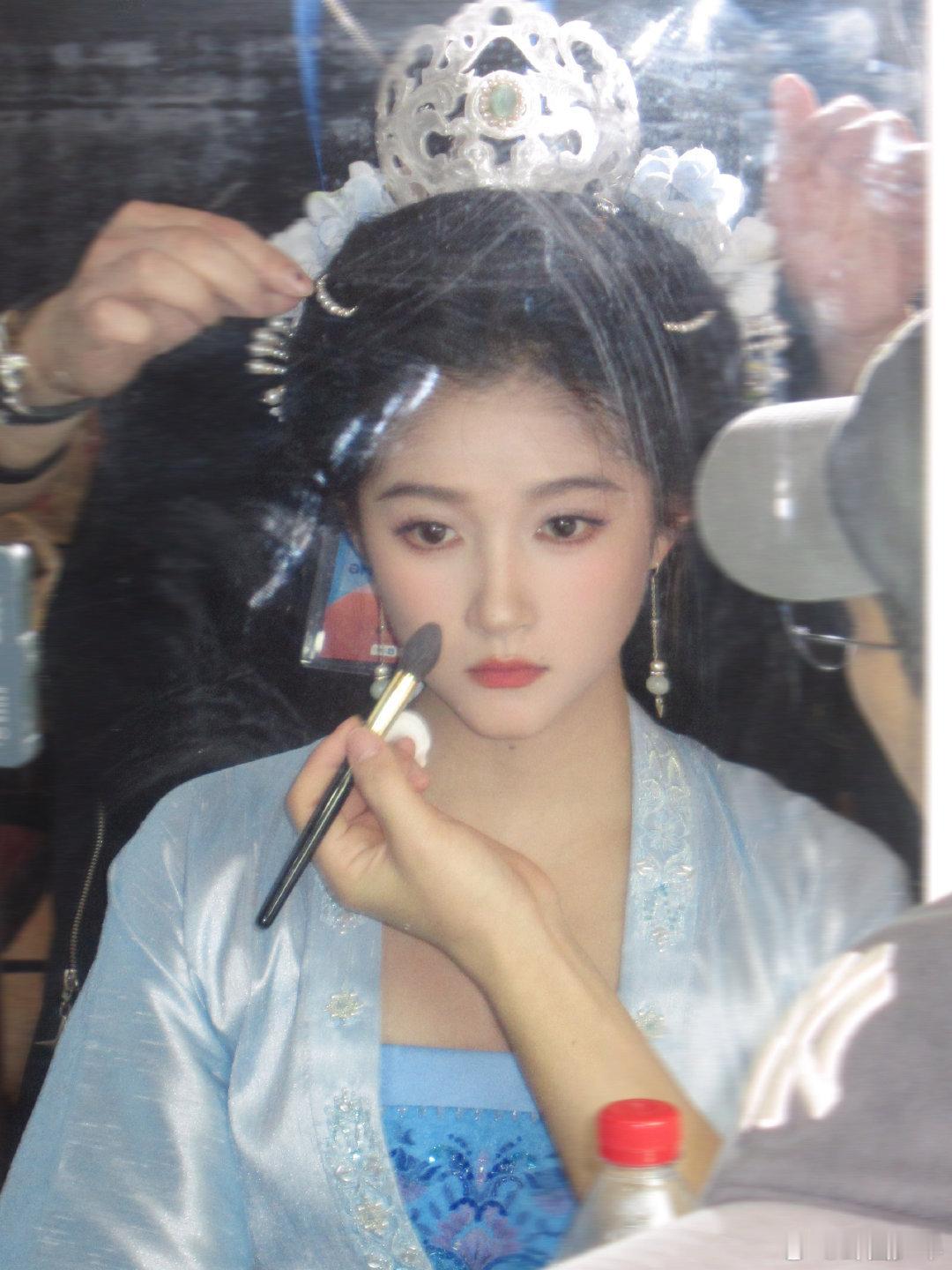 古装关晓彤上线 一袭古装惊鸿现！关晓彤解锁古风新造型，眉眼间尽是古典韵味，氛围感