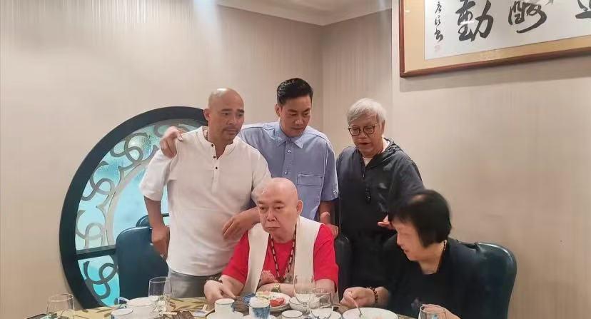 哇！黄一飞生日宴好惊喜呀，不仅妻子罕见出镜，还去了三位很特别的人！

7月31日